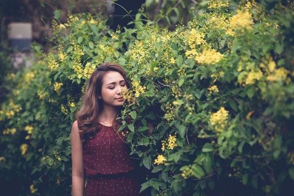 Atraktivní Mladá Vietnamská Dívka Vonící Květiny Zahradě — Stock fotografie