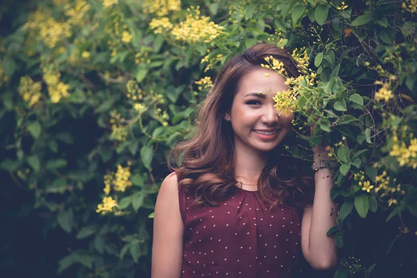 Porträt Eines Schönen Lächelnden Asiatischen Mädchens Blühenden Garten — Stockfoto