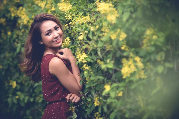 Ung Vietnamesisk Flicka Med Vackert Leende Stående Blommande Buske — Stockfoto