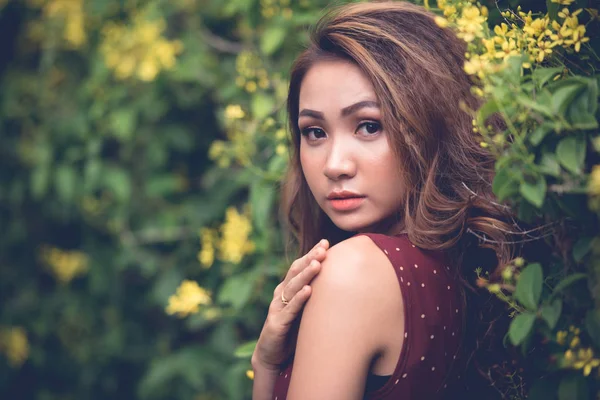 Wietnamski Atrakcyjna Młoda Kobieta Kwitnący Ogród Patrząc Kamery — Zdjęcie stockowe