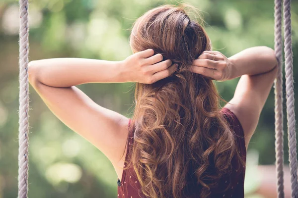 Vista Posteriore Della Donna Pinning Capelli Nella Parte Posteriore — Foto Stock