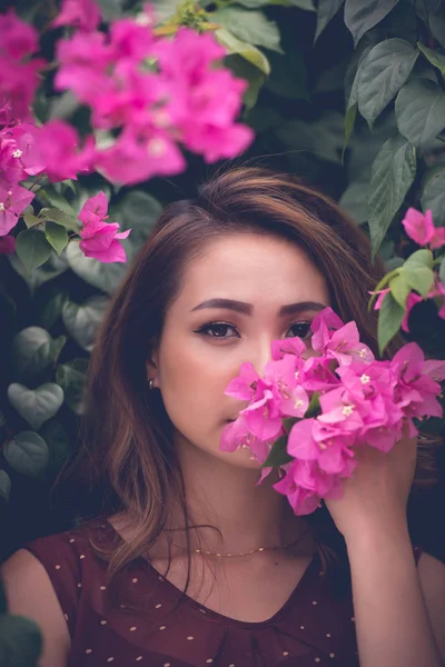 Портрет Красивой Вьетнамской Девушки Среди Розовых Цветов — стоковое фото