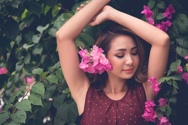 Charmante Asiatische Junge Frau Steht Strauch Mit Blühenden Rosa Blumen — Stockfoto