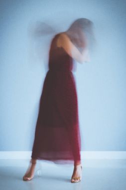 Genç kadının dans zevk bulanık hareket