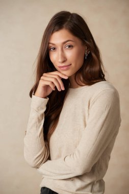 Muhteşem genç esmer gülümseyen ve kameraya bakıyor