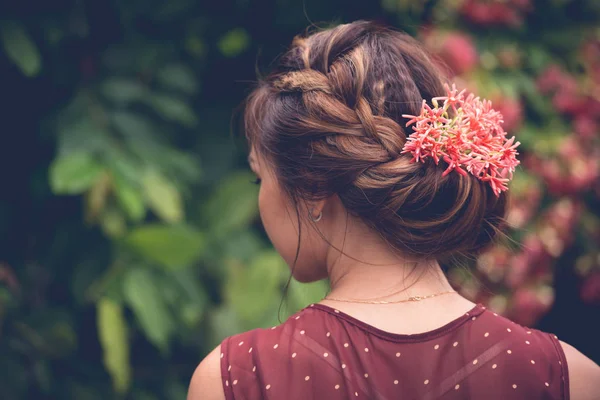 Ung Kvinna Med Enkel Frisyr Och Blommor — Stockfoto