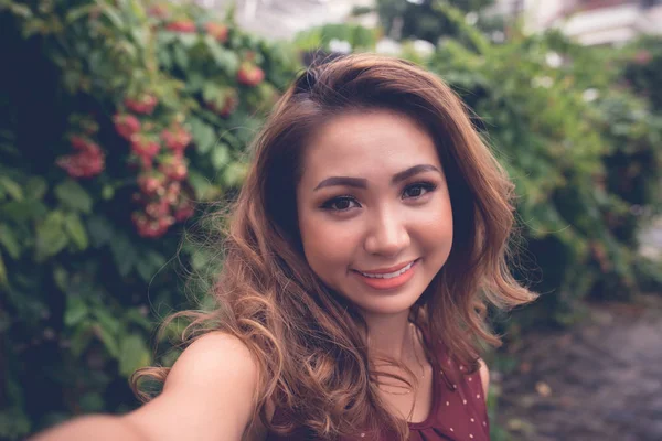 Belle Jeune Femme Vietnamienne Prenant Selfie Dans Parc — Photo