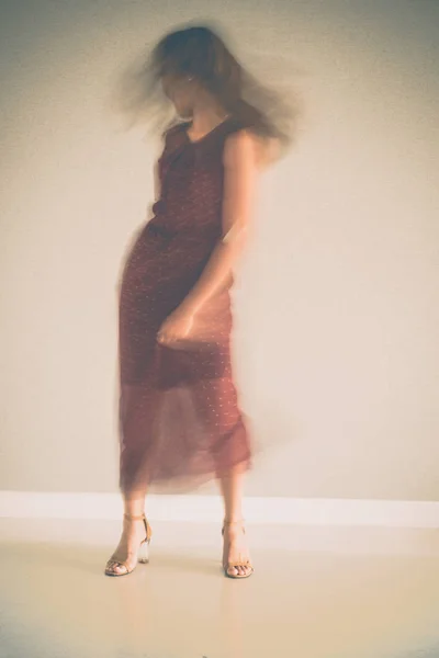 Молодая Женщина Летнем Платье Танцует Размытое Движение — стоковое фото
