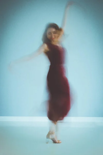 Silhouette Donna Asiatica Femminile Abito Rosso Ballare Solo — Foto Stock