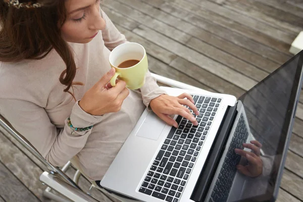 Jonge Vrouw Drinken Koffie Het Controleren Van Mail Weergave Van — Stockfoto