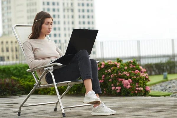 Fiatal Dolgozik Laptop Amikor Széken Tetőn — Stock Fotó