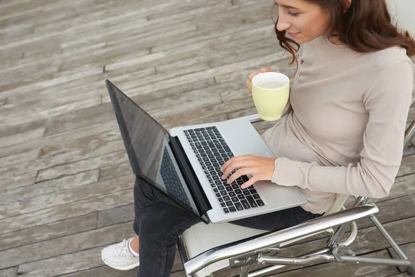 Mujer Joven Sonriente Tomando Una Taza Café Cuando Trabaja Computadora —  Fotos de Stock
