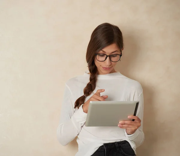 Menina Bonita Usando Óculos Usar Aplicação Computador Tablet — Fotografia de Stock