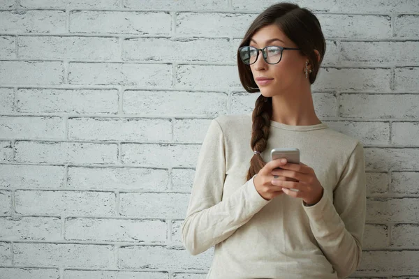 Hübsche Junge Frau Mit Smartphone Steht Ziegelmauer — Stockfoto