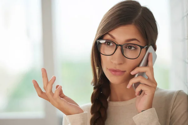 Cara Mujer Bonita Gafas Llamando Por Teléfono —  Fotos de Stock