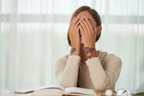 Lachende Junge Frau Die Ihr Gesicht Mit Händen Bedeckt — Stockfoto