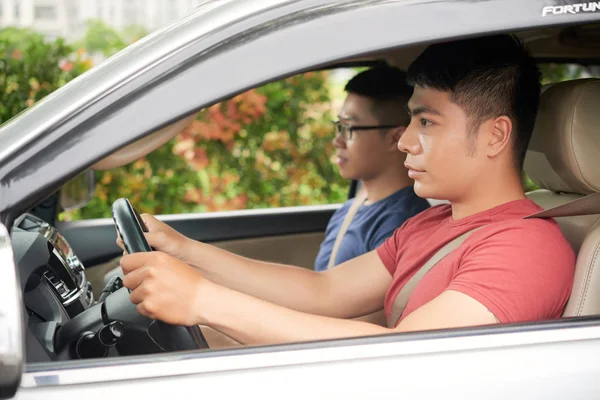 Profil Ansicht Der Asiatischen Besten Freunde Auto Fahren — Stockfoto