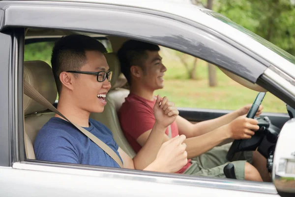 Dois Alegres Amigos Asiáticos Falando Carro Durante Viagem Carro — Fotografia de Stock