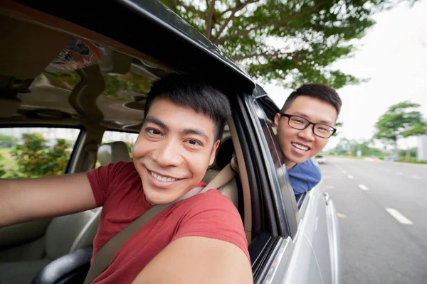 Cintura Retrato Homens Vietnamitas Bonitos Tomando Selfie Enquanto Dirige Carro — Fotografia de Stock