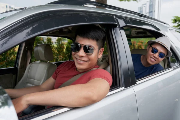 Asiatische Männliche Freunde Mit Dem Auto Unterwegs — Stockfoto