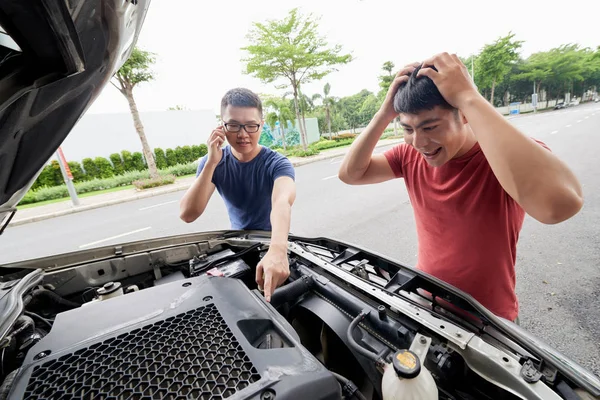 Confundido Asiático Los Hombres Tratando Encontrar Posible Causa Avería Coche — Foto de Stock