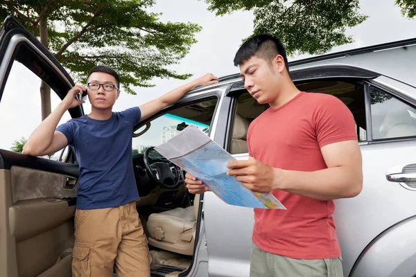 Ung Asiatisk Man Glasögon Med Smartphone Medan Kompisen Koncentrerad Läsning — Stockfoto