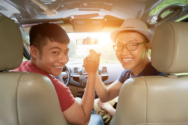 Gioiosi Amici Vietnamiti Guardando Fotocamera Dando Cinque Mentre Seduti Auto — Foto Stock