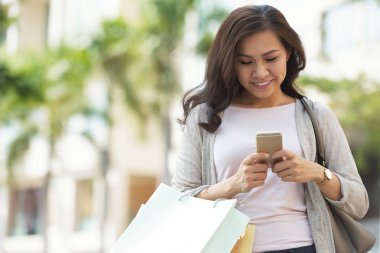 Ona telefon uygulama kullanarak neşeli Asyalı kadın
