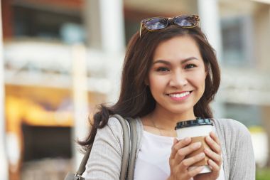 Eve servis kahve ile güzel Vietnamca kadın portresi