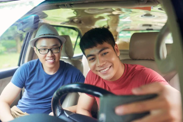 Stilig Unga Vänner Tar Bild Smartphone Medan Sitter Bilen — Stockfoto