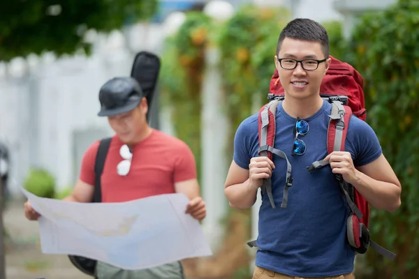 Smiling Young Man Backpack Looking Camera While His Friend Standing — Stock Photo, Image
