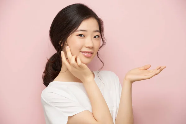 Lächelnd Koreanische Mädchen Anwendung Feuchtigkeitscreme Auf Ihr Gesicht — Stockfoto