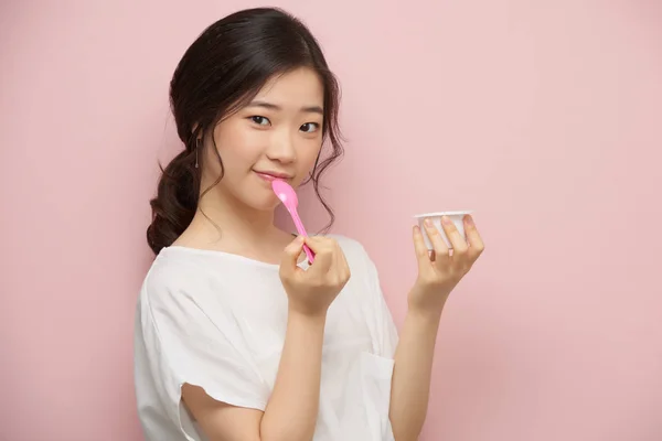 Mujer Joven Bastante Coreana Disfrutando Sabroso Yogur —  Fotos de Stock