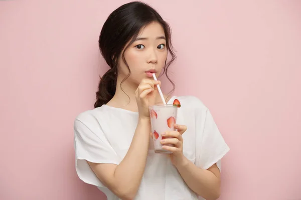 Menina Asiática Bonita Desfrutando Delicioso Milkshake Morango — Fotografia de Stock