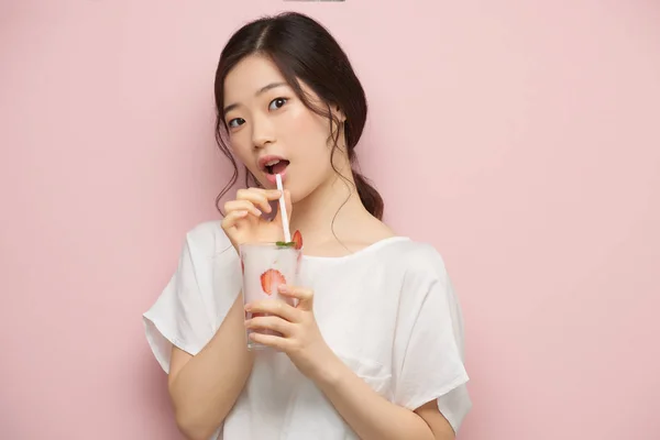 Portret Van Mooie Koreaanse Vrouw Aardbei Cocktail Drinken — Stockfoto