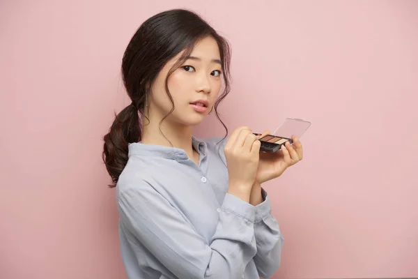 Όμορφη Κορέας Νεαρή Γυναίκα Εφαρμόζοντας Καφέ Σκιά Ματιών — Φωτογραφία Αρχείου