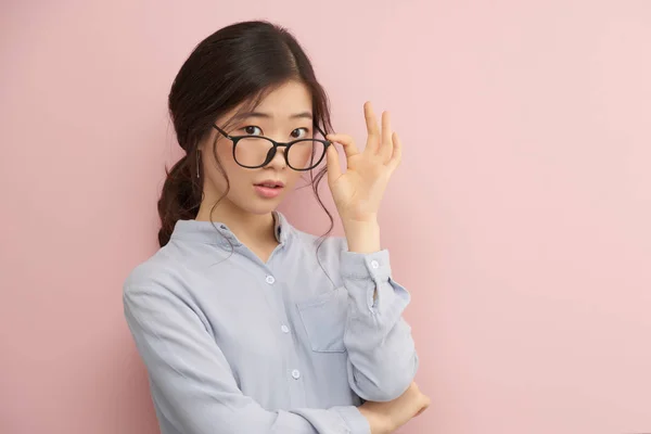 Retrato Mujer Coreana Atractiva Ajustando Gafas — Foto de Stock