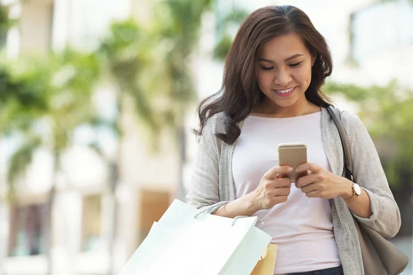 Alegre Mujer Asiática Usando Aplicación Teléfono —  Fotos de Stock