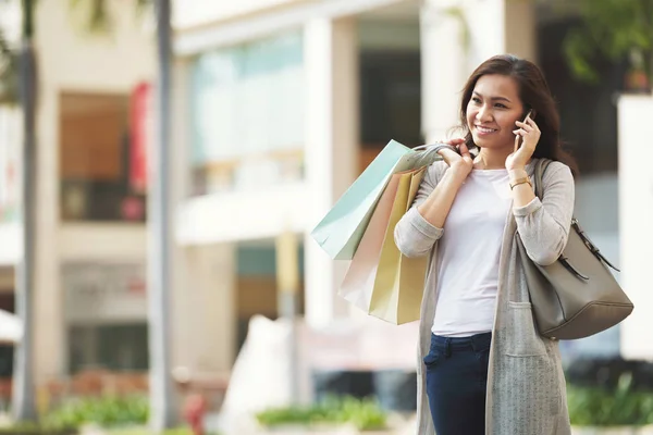 Hübsche Lächelnde Vietnamesin Mit Papiertüten Telefon — Stockfoto