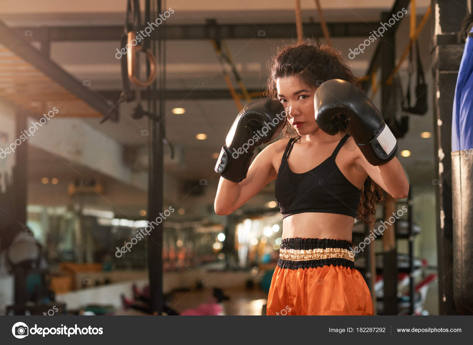 Mulher Muay Thai Boxer Está Pronto Para Bater — Foto