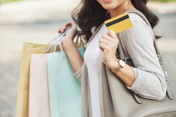 ショッピング バッグやクレジット カードを持つ女性のトリミングされた画像 — ストック写真