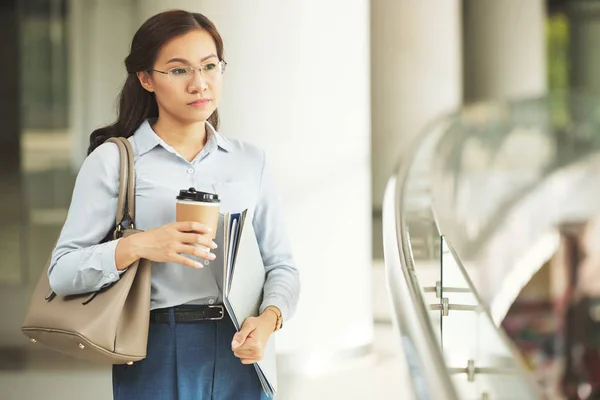 Pensiva Donna Affari Asiatica Con Caffè Cartelle — Foto Stock