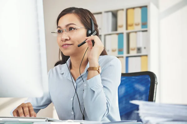 Mujer Negocios Vietnamita Alegre Auriculares Trabajando Oficina —  Fotos de Stock