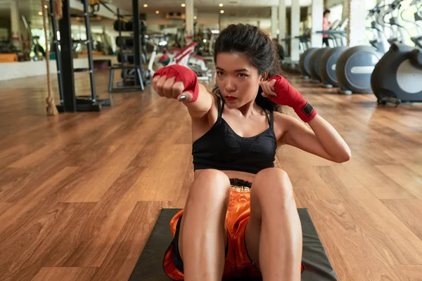 Asiatique Femme Boxer Faire Exercices Sur Gymnase Étage — Photo