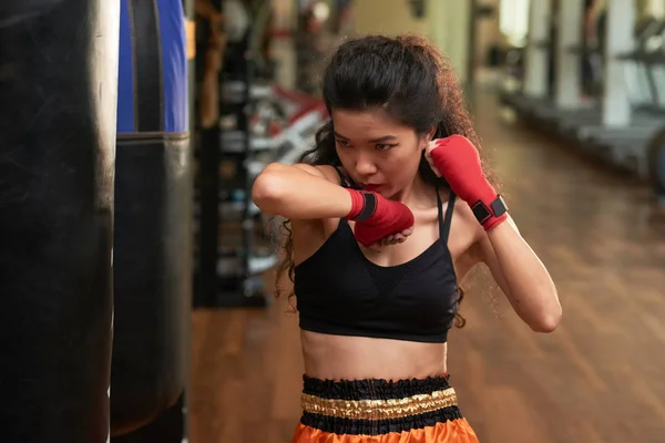 Asiática Joven Mujer Trabajando Con Saco Boxeo — Foto de Stock