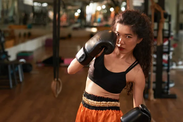 Mooie Vrouw Uitvoeren Van Een Beweging Van Thai Boxing — Stockfoto