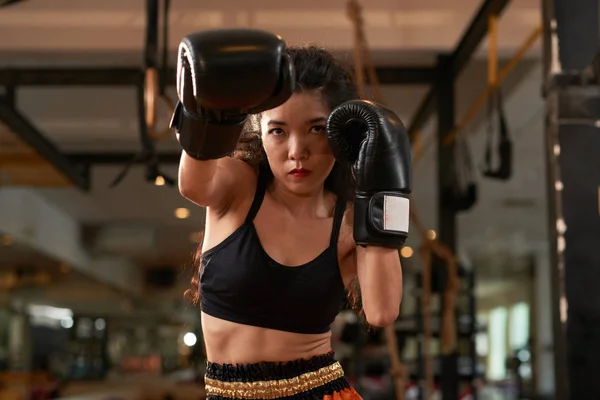 Hübsche Vietnamesische Boxerin Beim Training Fitnessstudio — Stockfoto