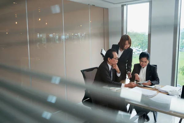 Vietnamita Business Team Discutendo Documento Sul Computer Tablet — Foto Stock