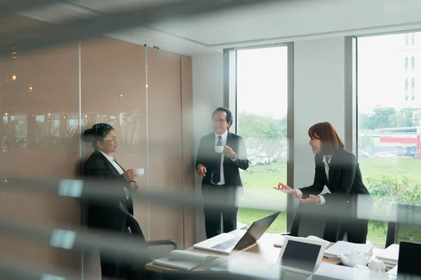 Empresários Discutindo Planos Ideias Sala Reuniões — Fotografia de Stock