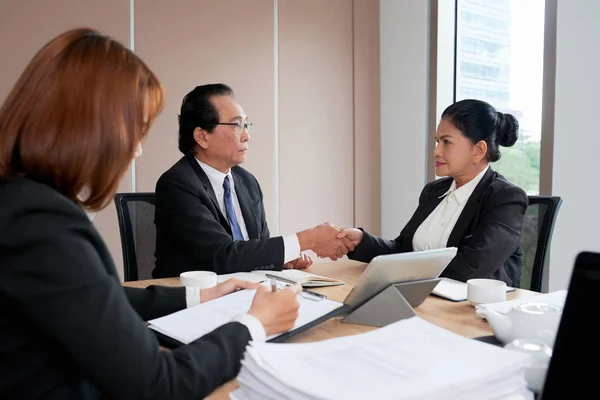 Vietnamese Business Partner Shaking Hands Meeting — Stock Photo, Image